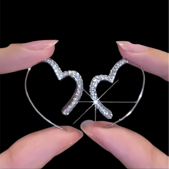 NWOT-1 Pair Sparkling Heart-Shaped Earrings - Dazzling Jewelry - Picture 2 of 4